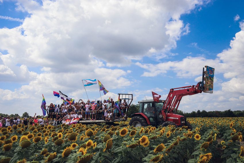 Un tracteur en tête du cortège qui fait le tour du village photo : François Silvestre