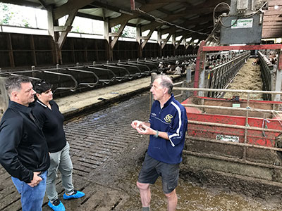 Philippe Mazal et Marie Larue, spécialistes en prévention des risques professionnels à la MSA Auvergne, font du Gaec de la Croix des Chazelles un exemple à suivre en la matière. Sur l’image : l’auge mécanisée pour nourrir les montbéliardes.