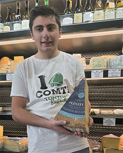 Le professionnel de 18 ans est actuellement crémier-fromager au sein de la fromagerie marseillaise « Tonton Eustache ».