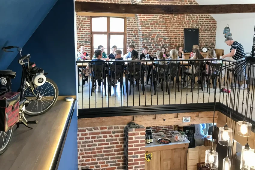 À Oxelaëre, les élèves de l’école élémentaire déjeunent chaque midi au restaurant.