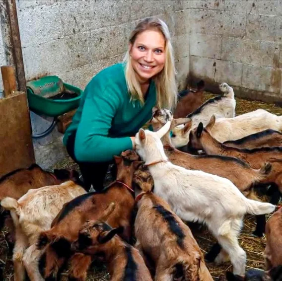 Flavie Melendez agricultrice Haute-Savoie chèvres fromage