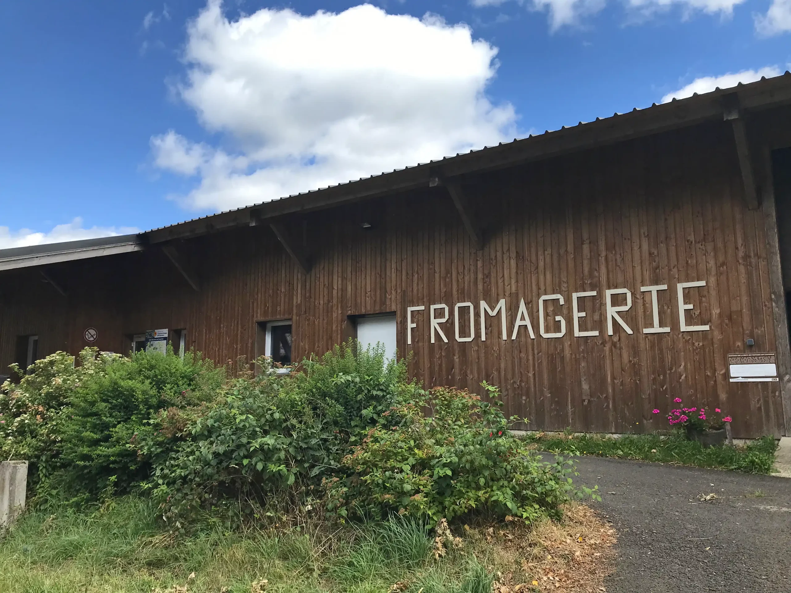 Fromagerie Vergnol agriculteurs bleu Auvergne ferme Avèze Puy-de-Dôme