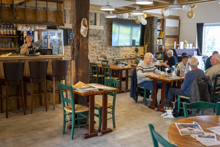 Ambiance de taverne médiévale à l'intérieur de la cantine du Haut Barba.
