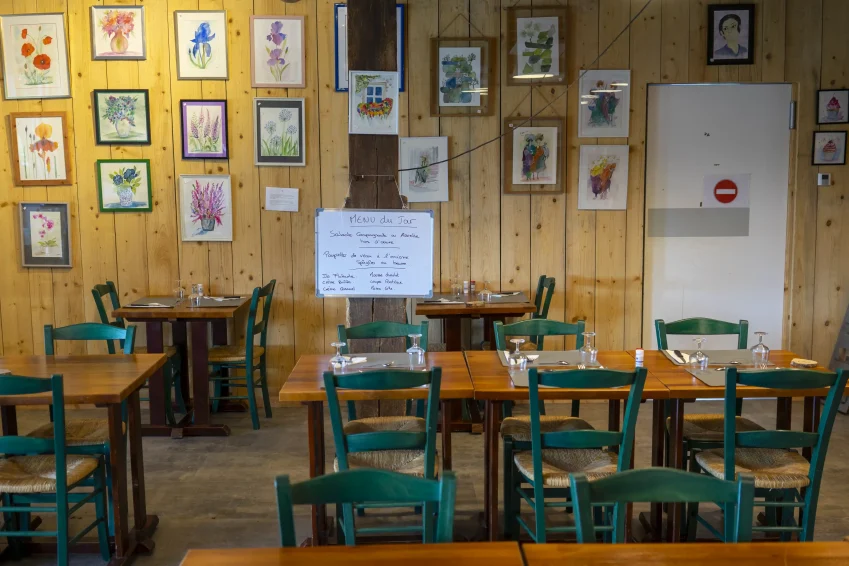 Un lieu chaleureux pour manger et surtout échanger.
