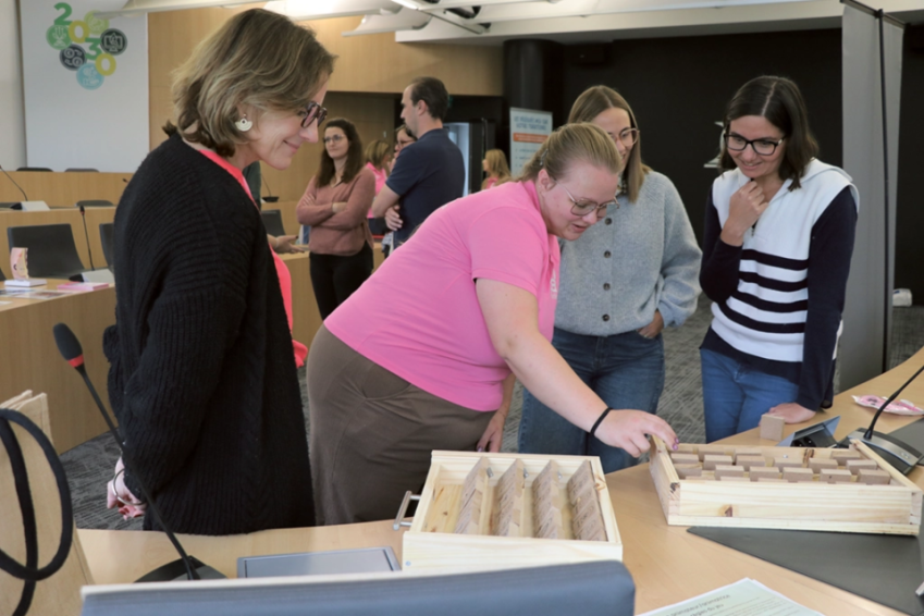 Vêtue d’un t-shirt rose estampillé MSA Picardie, Lili Spicher, chargée de prévention santé, ne perd pas de vue ses joueurs. Elle accompagne la partie de devinettes et de moments de sensibilisation, © Fatima Souab.