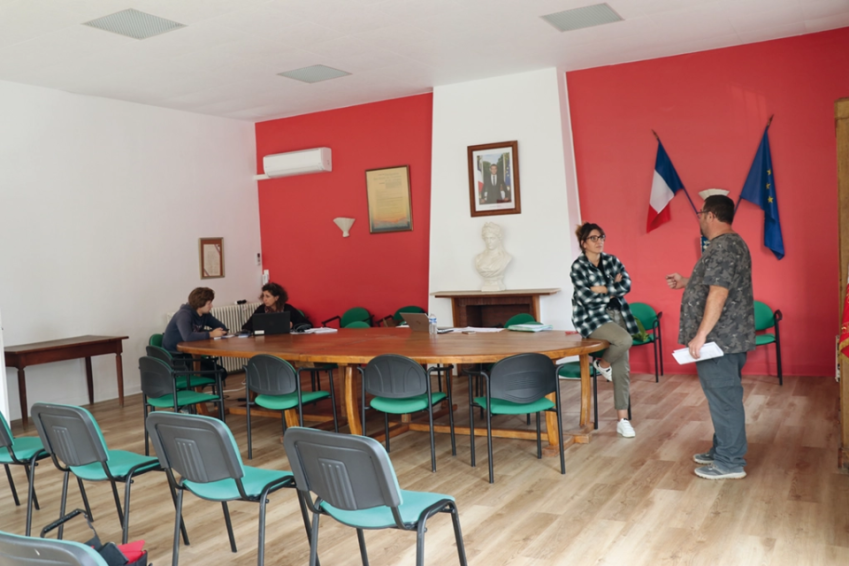 Tom Aguillani (à gauche), maraîcher, dépose son dossier aidé par Isabelle Iscla, conseillère installation à la chambre d’agriculture pendant que Aude Broussard, assistante sociale, répond aux questions de Laurent Lignere.