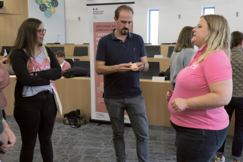 Sébastien Grenadou, responsable informatique à Noriap, s’essaie à la palpation des testicules en silicone en vue de s’initier à l’autosurveillance.