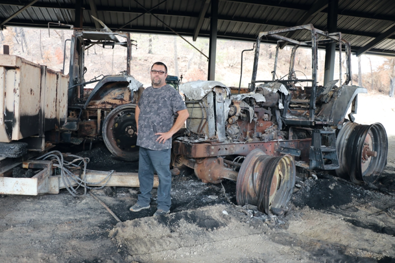 Dans le hangar de Laurent Lignere, vigneron Saint-Laurent-de-la-Cabrerisse, de tracteur, benne à vendange à vis… rien n’a été épargné par les flammes qui ont frappé le massif des Corbières le 5 août dernier.