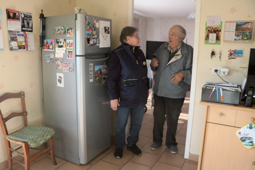 Simon Bavard, grande personnalité de Fabas, une commune rurale de 353 habitants dont il a été longtemps le maire, se félicite du passage de cette factrice particulière qui assure un service de portage des repas. Pour ce retraité de 81 ans et sa femme, son passage est essentielle.
