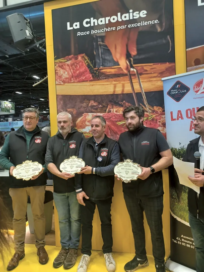 Remise des plaques aux éleveurs et aux bouchers. Sexy a été vendue à un boucher du Finistère. Elle sera abattue vers le 20 mars prochain avant d’être commercialisée le 4 et 5 avril.