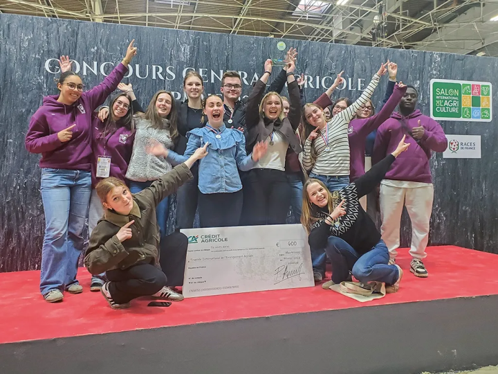Au Salon international agricole, les étudiants français et norvégiens ont fêté le titre obtenu dans la catégorie « établissements étrangers » par une photo collective sur le ring. Copyright : DR.