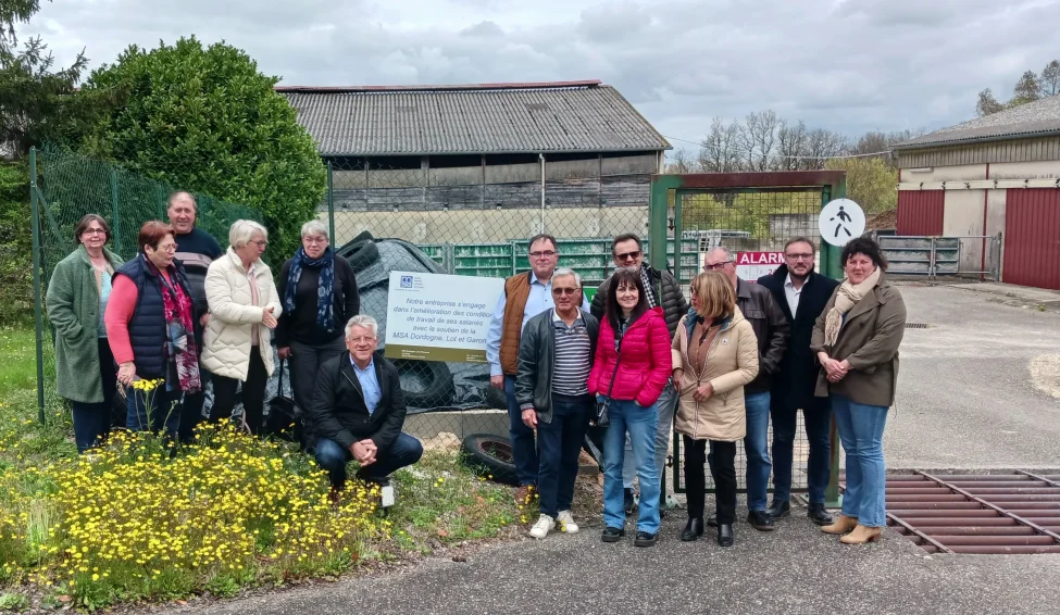 À Monflanquin, administrateurs et élus de la MSA Dordogne–Lot et Garonne en visite sur une exploitation engagée dans un dispositif de prévention des risques professionnels.