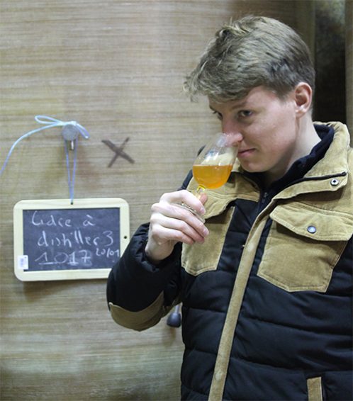 Tous les vendredis, de 14 h 30 à 16 h 30, Théo Perrin organise une vente directe au vieux pressoir situé à l’entrée du château Le Robillard (copyright photo : DR).