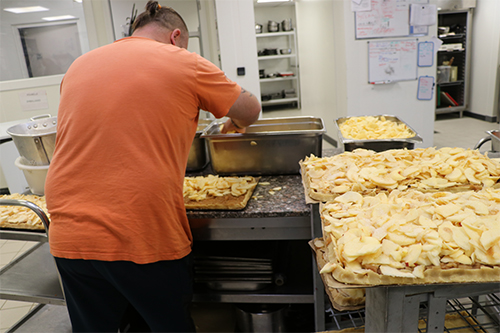 Alain prépare de délicieuses tartes aux pommes pour la collectivité. Il souhaite en faire son métier.