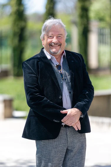 À Caseneuve, dans le Vaucluse, Gilles Ripert, maire de la commune et président de la Communauté de communes Pays d’Apt-Luberon, défend un service public de proximité à travers le bus France Services « Le Lien », au service des habitants des 25 communes du territoire.