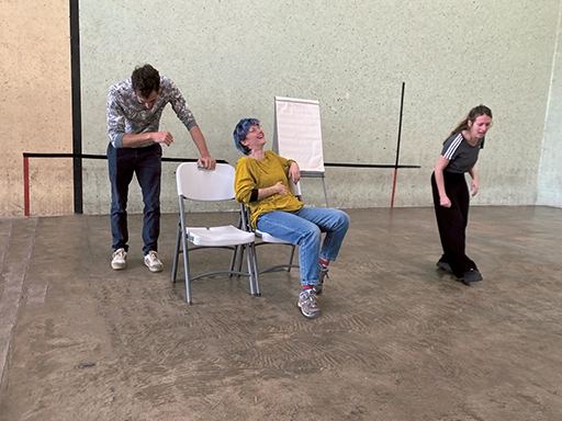 Sitôt inhalé, le gaz hilarant fait son effet. Natty Humeau, Chloé N., et Arielle B., les trois comédiens de la compagnie Les Pieds dans l’eau, interprètent à chaque fois les personnages de la saynète.