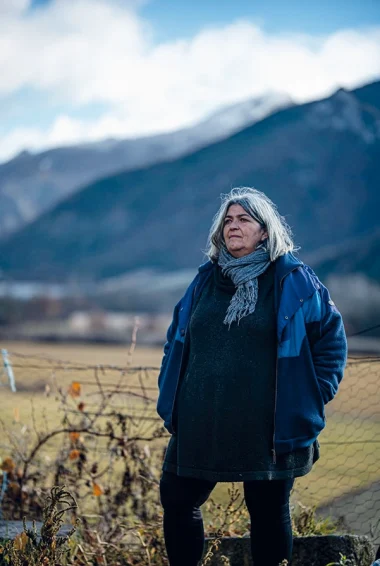 À Chabestan, dans les Hautes-Alpes, Anne-Marie Gros, éleveuse bovine et maire de la commune, souligne l’importance d’un accompagnement humain de proximité dans les territoires ruraux et défend l’engagement de la MSA auprès des agricultrices et de leur santé.