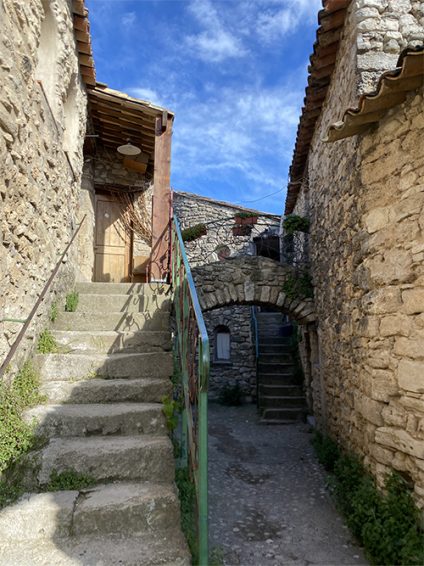 A l'abri des maisons de pierre, les chambres de chaque Berdinois sont spacieuses et confortables. Chacun la décore selon ses goûts.