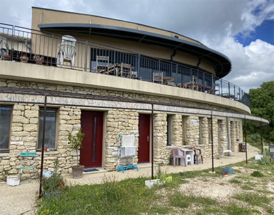 Le restaurant du hameau tenu par les Berdinois accueille les plus de 80 habitants pendant les repas.
