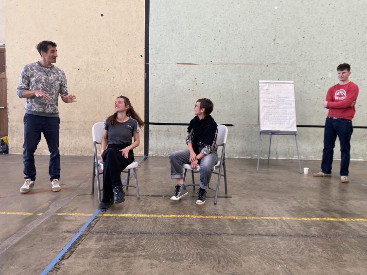 Le théâtre-forum permet de faire intervenir le public composé par le centre de formation d’apprentis agricoles de Hasparren. Ici l'infirmière Véronique Iralour et l'étudiant Mikel montent sur scène aux côté de Natty Humeau et Arielle Chadès, les comédiens de la compagnie Les Pieds dans l’eau.