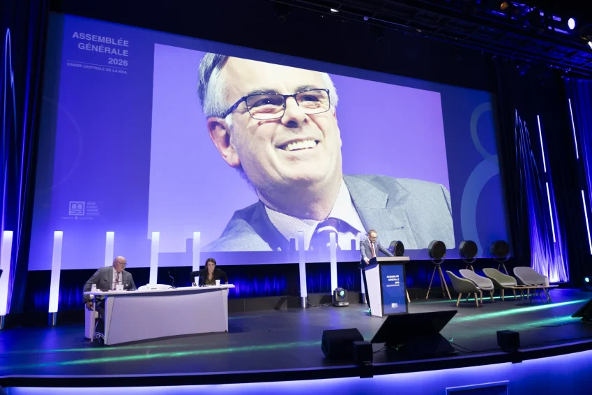 À l’ouverture de l’assemblée générale de la CCMSA, Jean‑François Fruttero a rendu hommage à Michel Brault, directeur général de la CCMSA de 2011 à 2018, disparu le 7 mars dernier. Il a salué la mémoire d’un homme de convictions, profondément attaché au mutualisme, dont l’engagement a durablement marqué la MSA et le monde agricole. © Franck Beloncle/CCMSA
